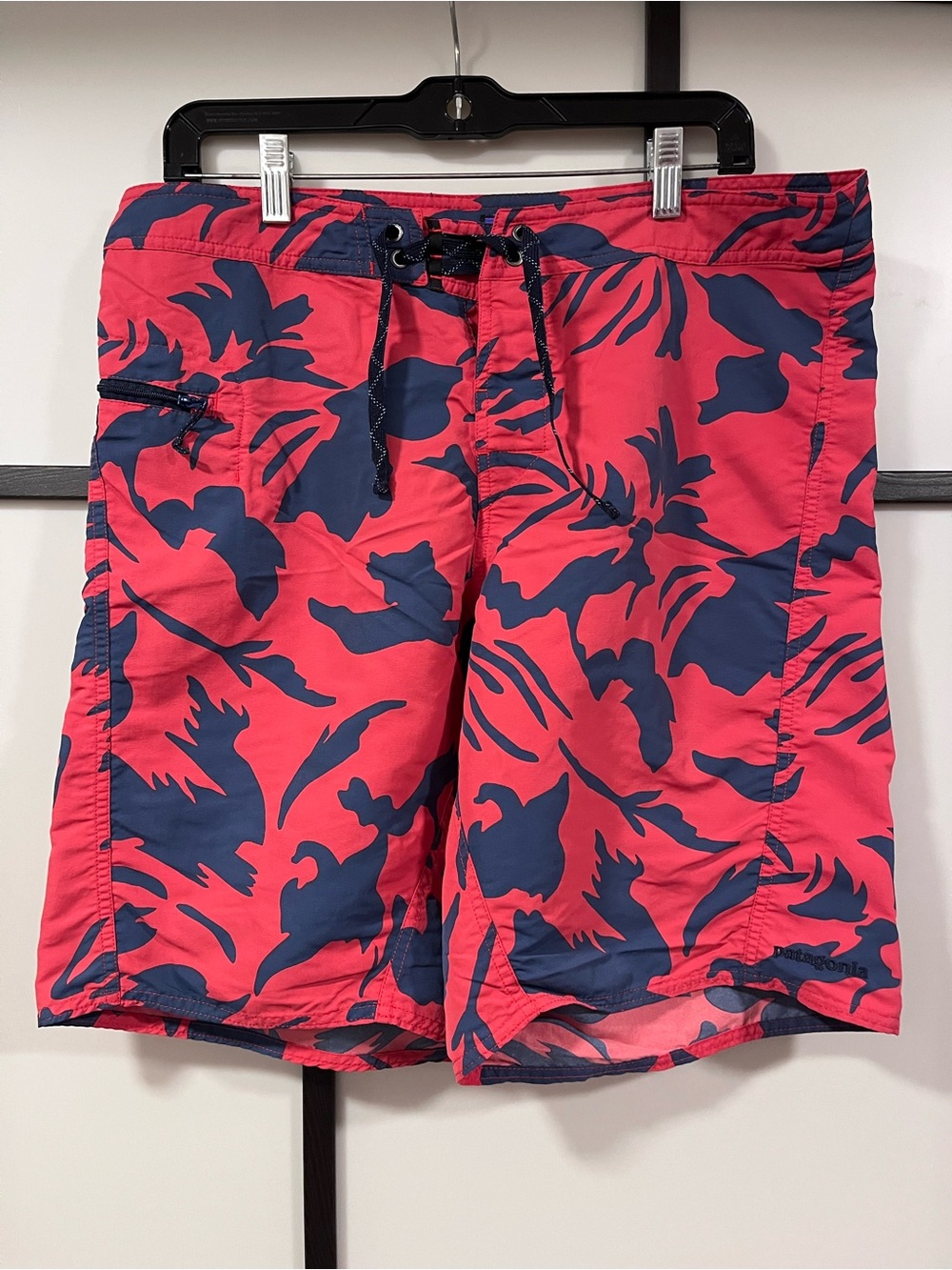 Patagonia Men’s Board Shorts Size 34 Red Blue Floral Tropical Swim Trunk